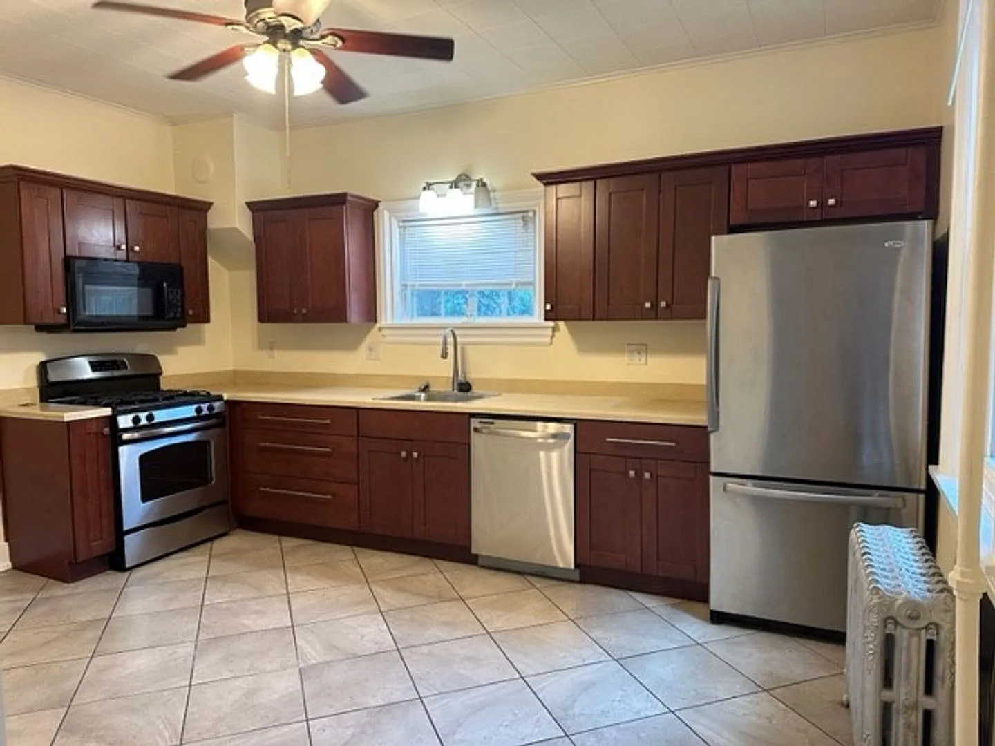 Welcome to our cozy 1st floor 2-bedroom, 1-bathroom apartment located in the heart of Harrisburg,... — Photo 4