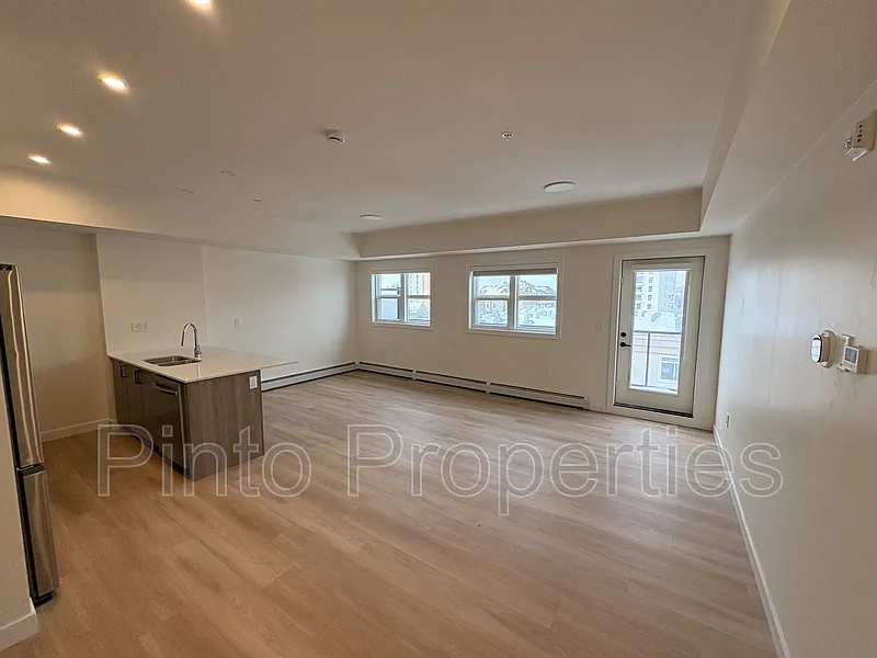 Studio, 1.0 bath, 350 sqft, $750 — Photo 2