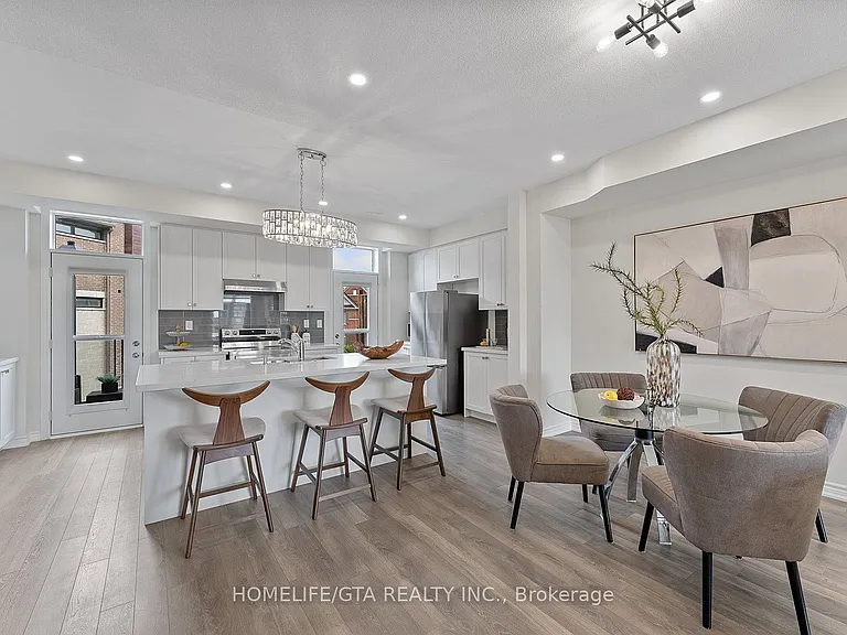 7 Holyrood Cres — Photo 18