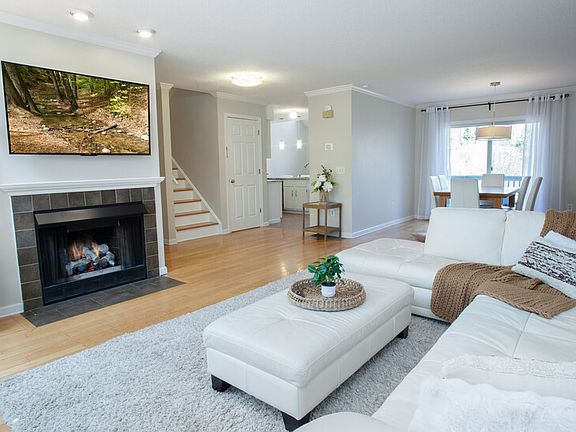 LR w/ luxury leather sectional, gas fireplace