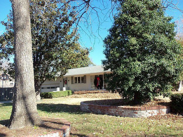 Single-level brick home