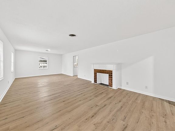 5th image of 473 University Dr