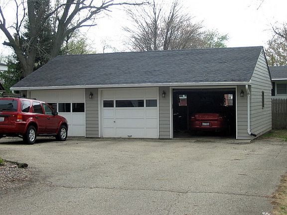 2nd image of 100 N Linn St