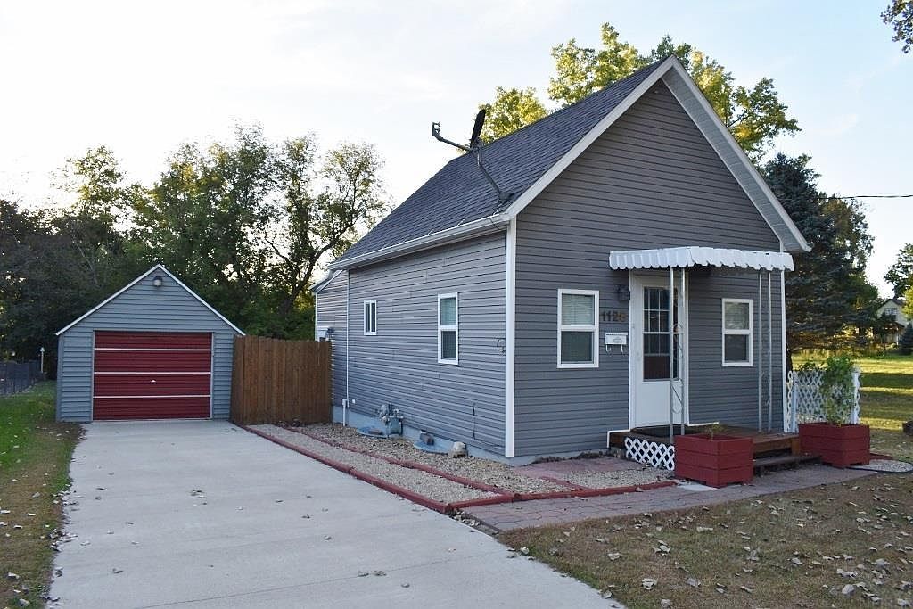 1128 1st Ave SW, Oelwein, IA 50662 Zillow