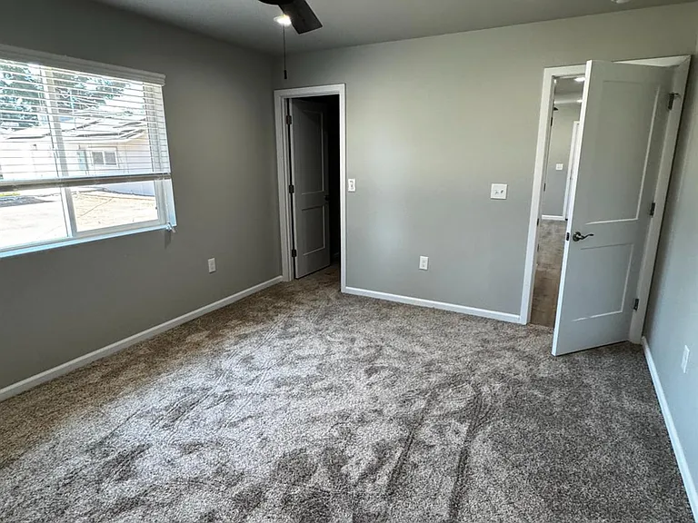 4834 N Fruit Ave — Photo 8