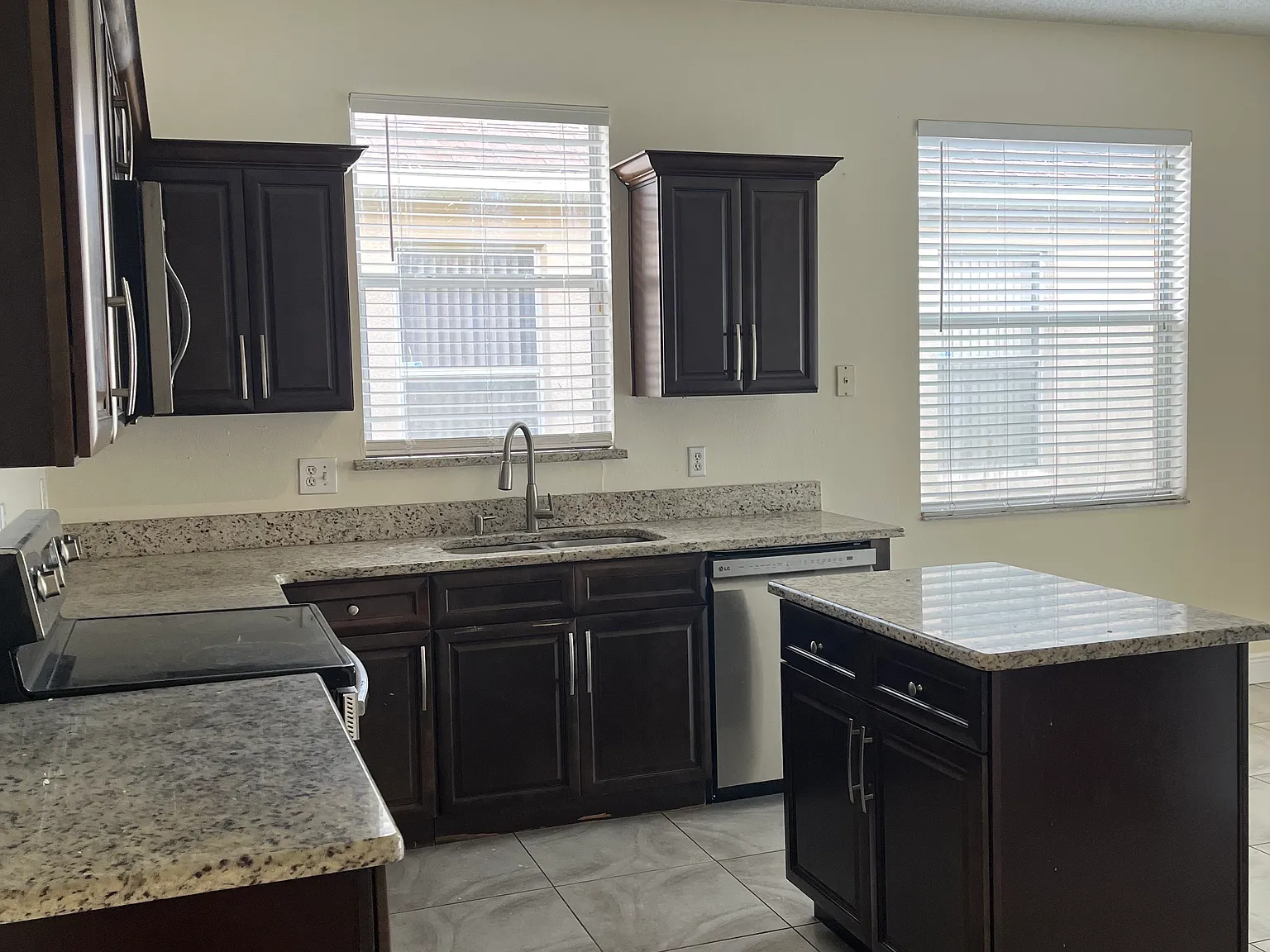 4 bed, 1972 sqft, $2,495 — Photo 4