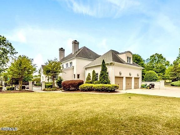 3rd image of 3204 Larkspur Ln