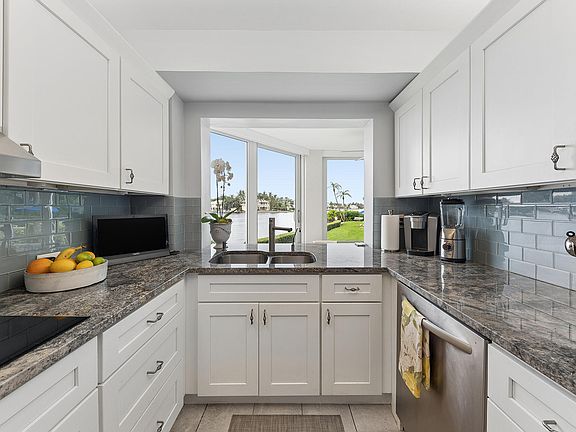 4th image of 555 SE 6TH Avenue #1B