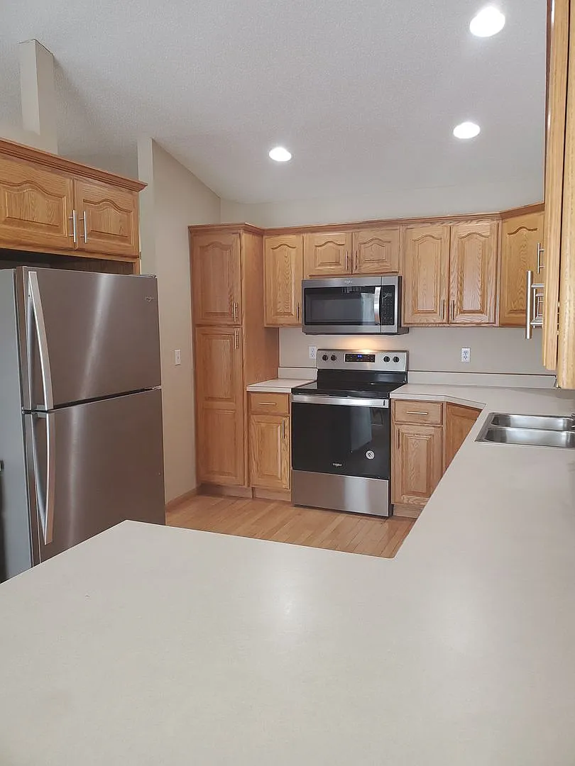 3 Bed - 2 Bath Twin Home - Fenced Yard - Double Garage — Photo 1