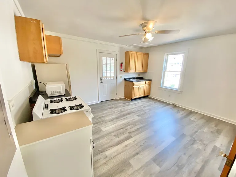 299 E Allen St — Photo 3
