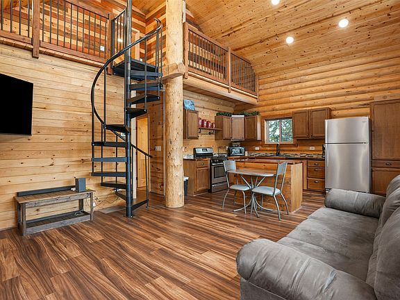 5th image of 37 Rudolph Ct