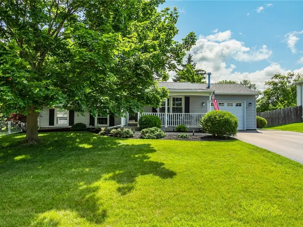 1731 Birchwood Dr, Farmington, NY 14425