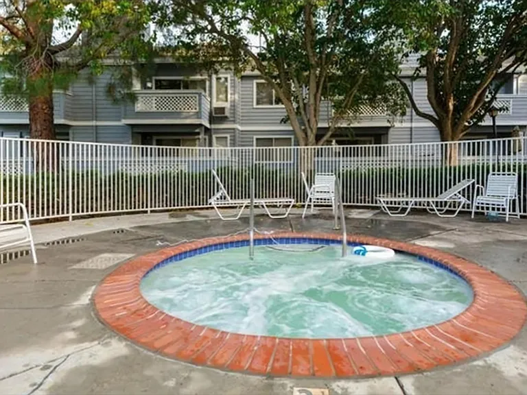 1460 Four Oaks Cir — Photo 18