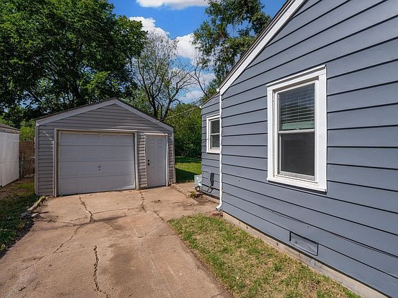 24th image of 739 N Mount Carmel Ave