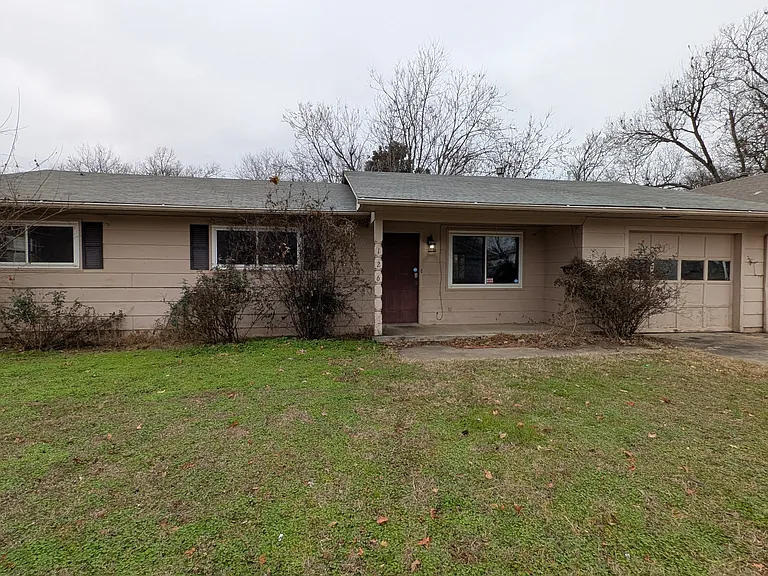 126 N Draper Ave — Photo 1