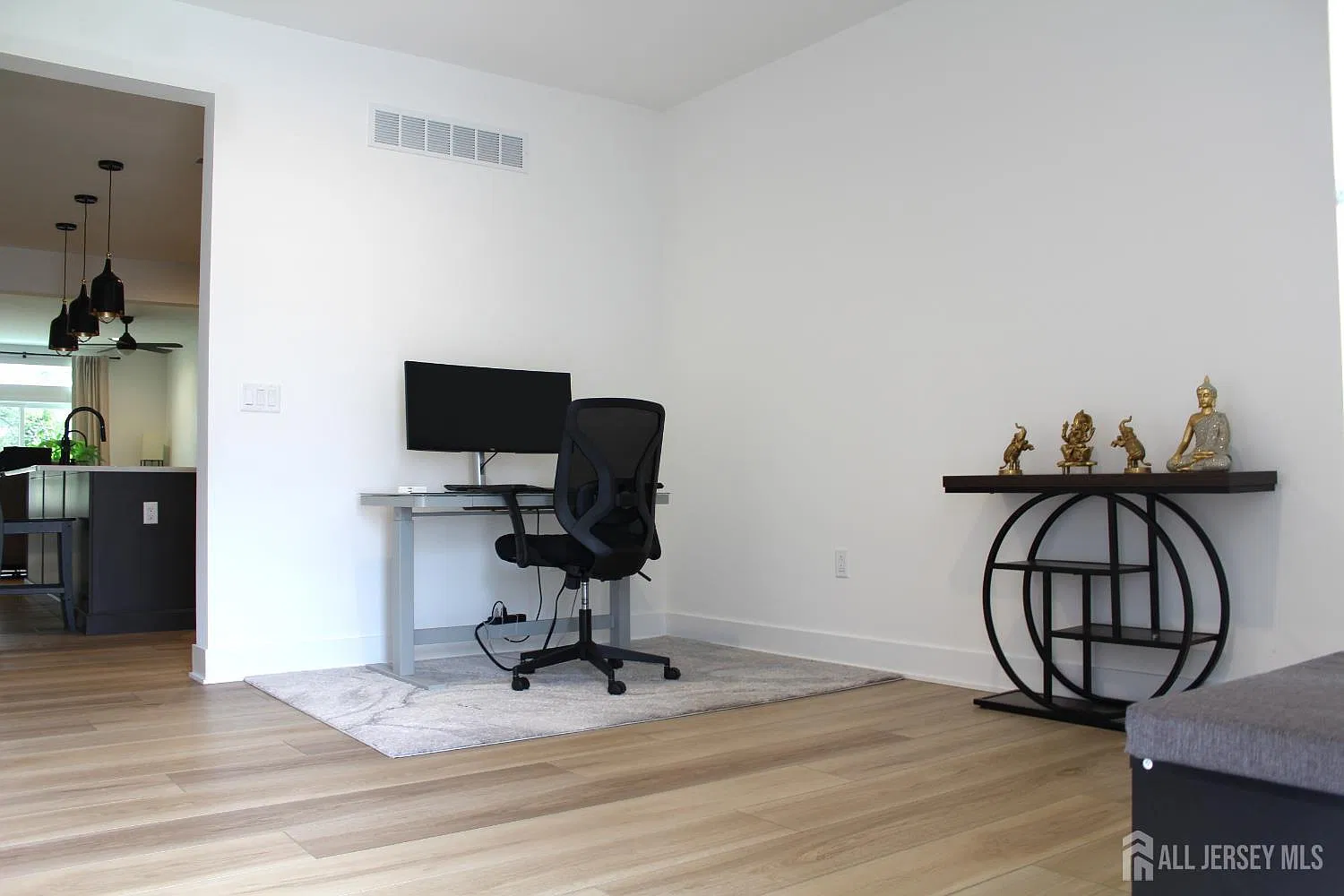 3 bed, 2.5 bath, 2300 sqft, $4,400 — Photo 3