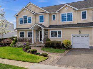 192 N Chestnut St, Massapequa, NY 11758