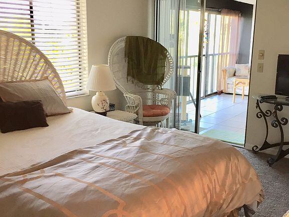 Master bed with lanai access