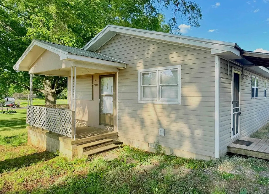 3 bed, 1100 sqft, $1,100 — Photo 1