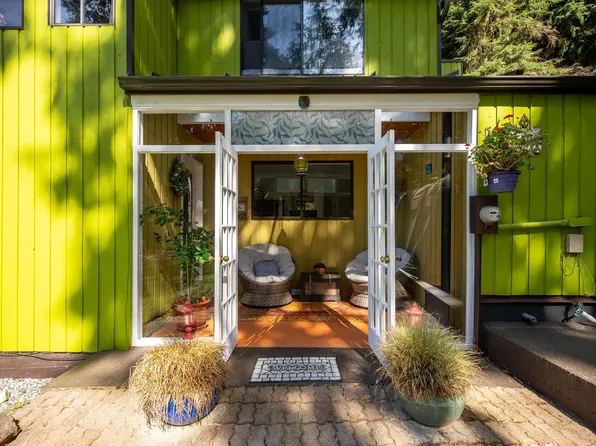 1540 Tunstall Blvd, Bowen Island, BC V0N 1G2