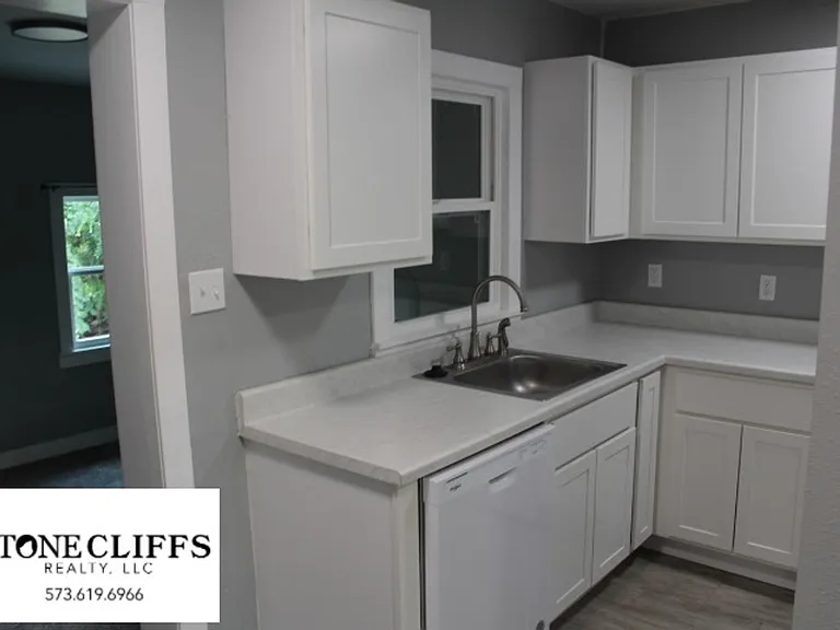 708 Houchin St — Photo 4
