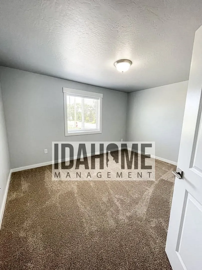 1234 Sawtooth St — Photo 3