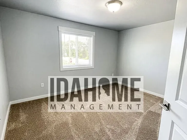 1242 Sawtooth St — Photo 3