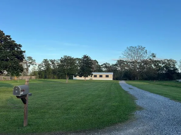 1027 Anne Dr, Arnaudville, LA 70512