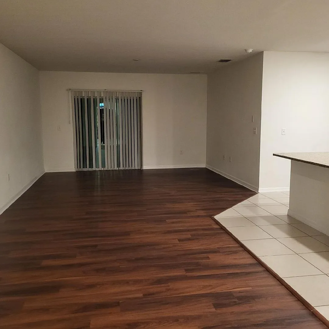 Large 5bds/2.5 Bths Home With Loft , Large Backyard Close To All! — Photo 2