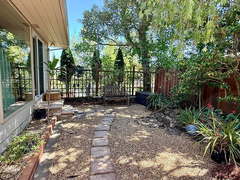 2122 Lyon Ave — Photo 3