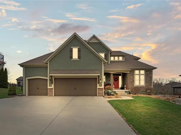 2804 NW Thoreau Dr, Lees Summit, MO 64081