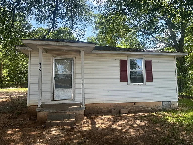 950 University Dr — Photo 1