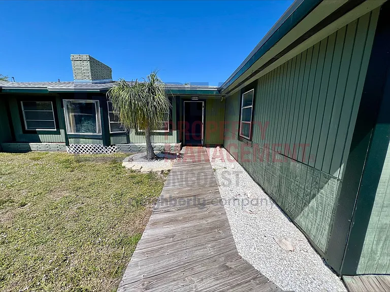 563 Parkview Dr — Photo 2