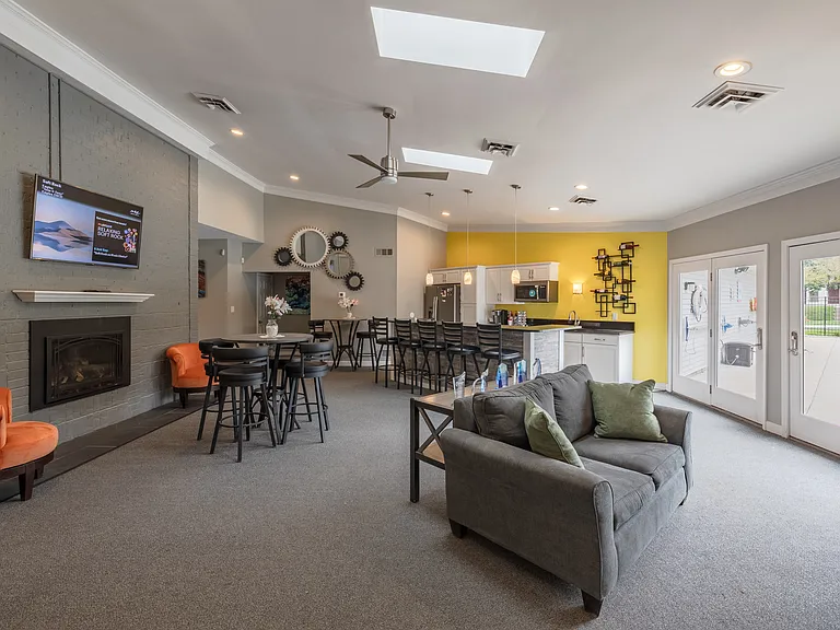 Auburn Heights Apartments — Photo 12