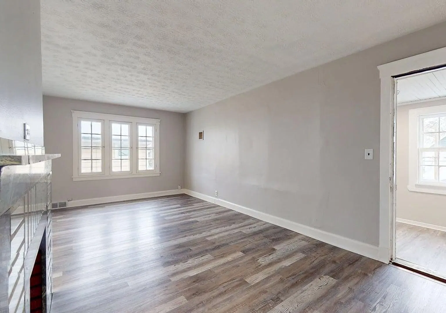 2121 W 105th St — Photo 3