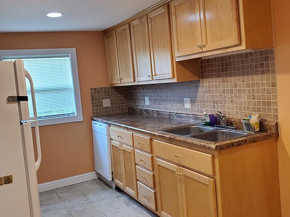 5th image of 152 Cotter Ave