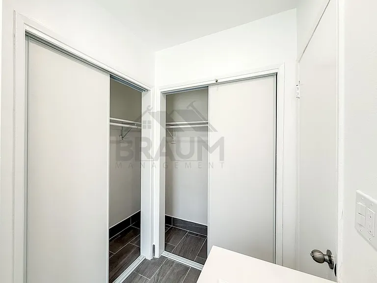 Villa East at Oxnard St. — Photo 36