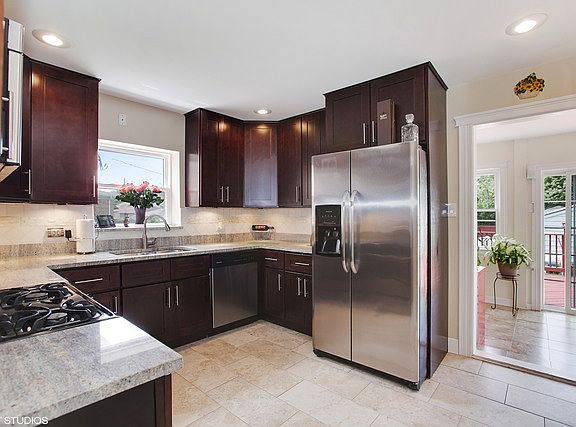4th image of 2954 N Natoma Ave