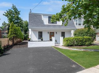 7 Ashwood Rd, Port Washington, NY 11050