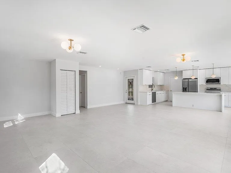 46 SW 9th Ave — Photo 9