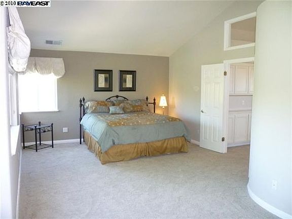 4th image of 132 Blackstone Dr