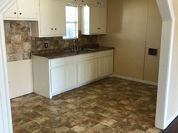 4th image of 303 E 48th St
