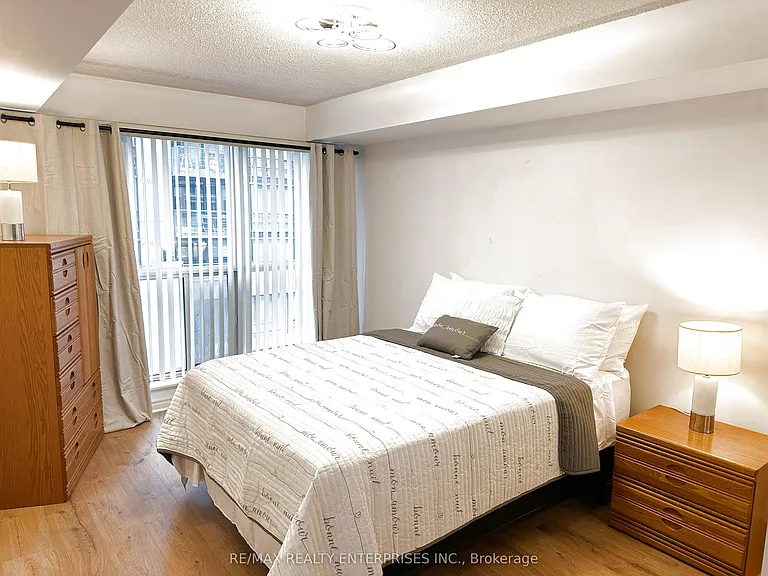 270 Wellington St W #409 — Photo 14