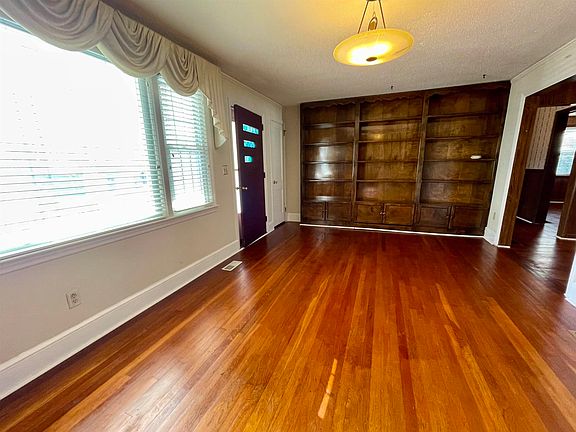 3rd image of 1062 Jenkins St