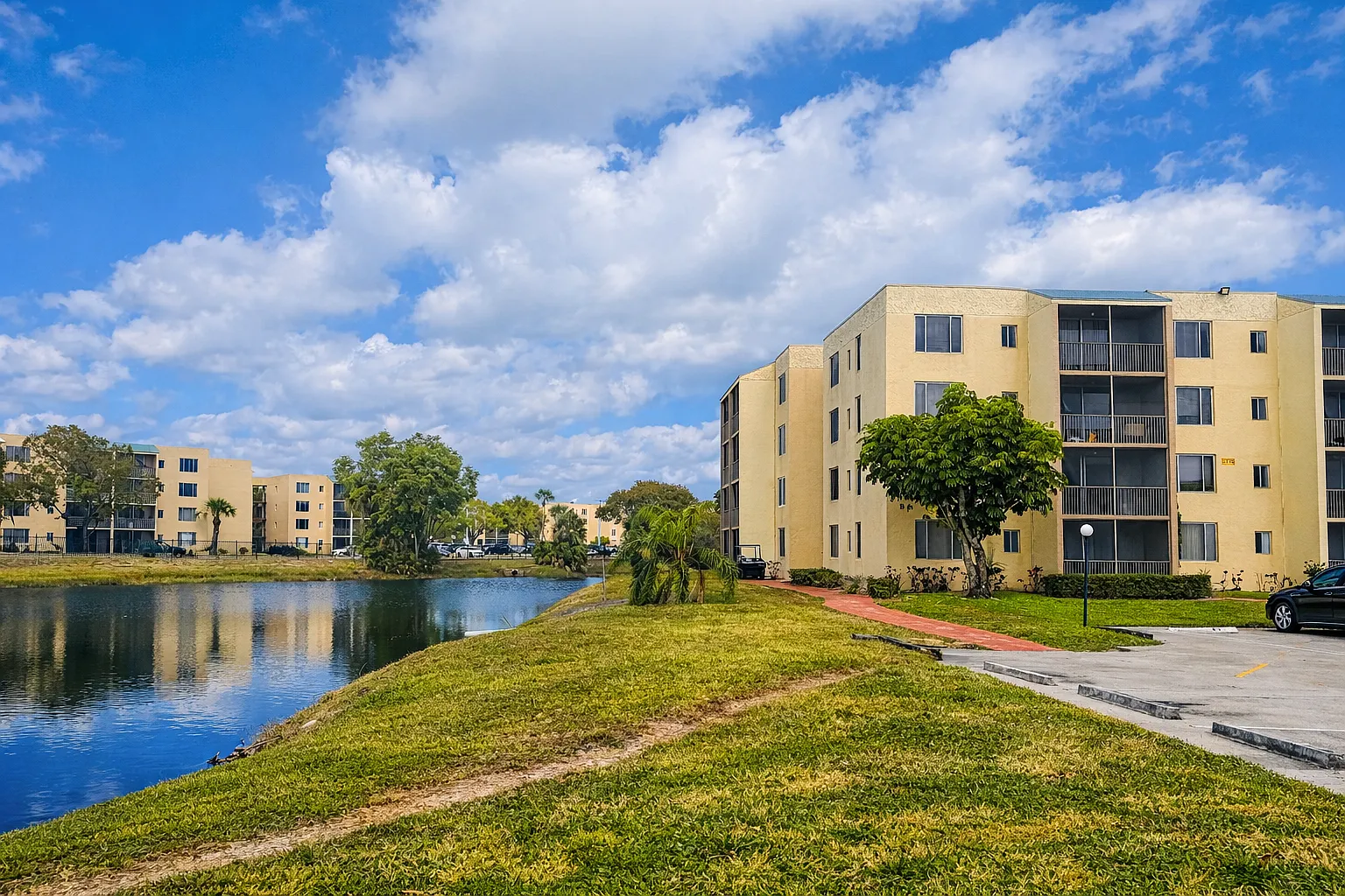 Somerset Grove Apartments — Photo 1
