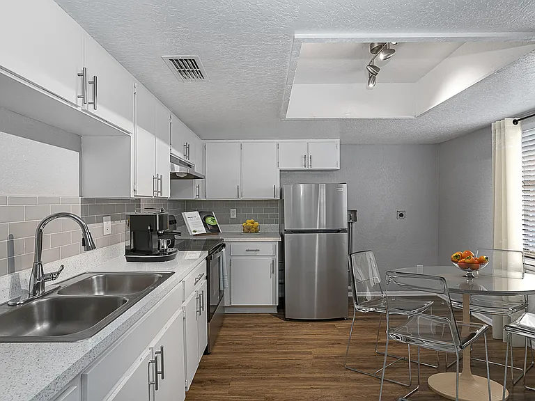 49th Street Apartments — Photo 6