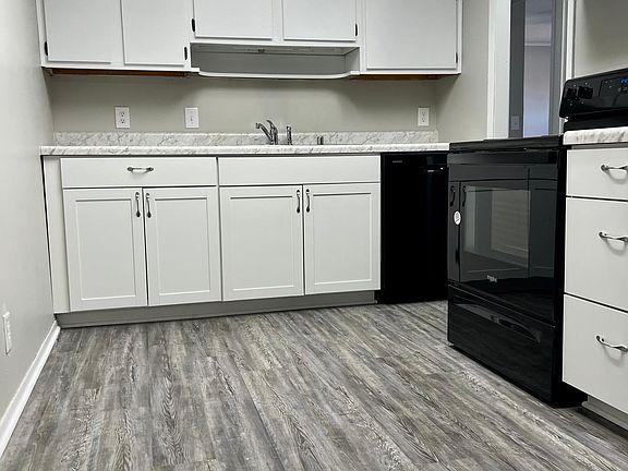4th image of 40 Hampshire Dr