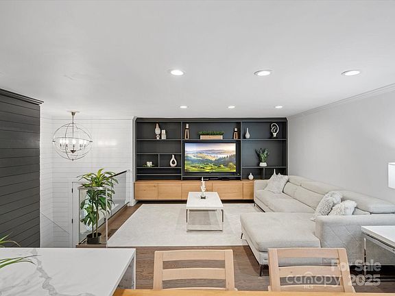 5th image of 7314 Entwhistle Ct