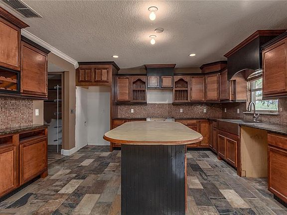5th image of 16343 Meredrew Ln