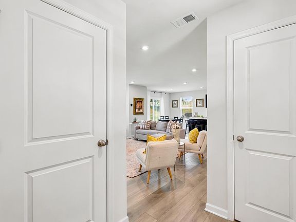 4th image of 174 Robinia Rd